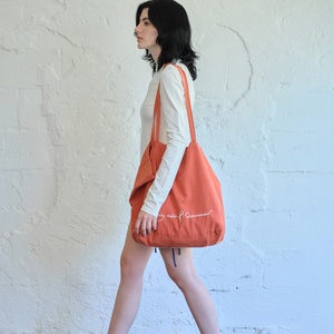 กระเป๋าผ้าฝ้ายสองด้านแบบใช้ซ้ำได้ เป็นมิตรกับสิ่งแวดล้อม ขนาด 40*25*12 ซม. ใช้ได้หลากหลาย ลายพิมพ์ตามสั่ง สำหรับผู้หญิง - Product Image 1