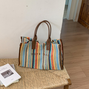 Nuova Borsa a Tracolla Intrecciata con Lettere a Righe Arcobaleno, Versatile e Capiente, per Vacanze e Pendolarismo - Product Image 2