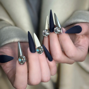 <span class=keywords><strong>Uñas</strong></span> Postizas Stiletto en Negro, <span class=keywords><strong>Blanco</strong></span> y Plateado <span class=keywords><strong>con</strong></span> Grandes Cristales, Puntas de <span class=keywords><strong>Uñas</strong></span> Acrílicas Reutilizables para Eventos de Estilo Urbano - Product Image 1