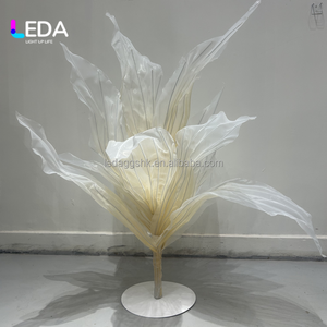 LEDA Factory - Fleurs géantes en organza de soie faites à la main sur mesure - Centre de table - Installation artistique - Soie pour la décoration de mariage - Product Image 4