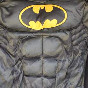 Costume da Supereroe Batman per Bambini, Maschera, Mantello, Scarpe e Tuta Muscolare in Cotone per Feste di Halloween e Spettacoli Teatrali - Product Image 6