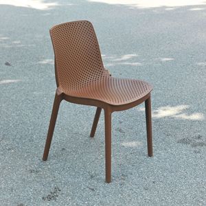 Silla de comedor perforada color cacao taupe |   Silla de Comedor Curva de Polipropileno para Todo Clima, Modelo TM21 de Thien My Plastic, Premium - Product Image 2