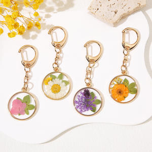 Porte-clés minimaliste en résine avec fleurs séchées, bordure dorée, véritable porte-clés botanique pressé, cercle, breloque pour sac, cadeau unique pour les amoureux de la nature - Product Image 1