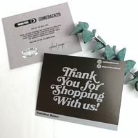 Cartes de remerciement personnalisées avec logo imprimé, finition brillante ou mate, idéales pour les invitations et les petites entreprises
