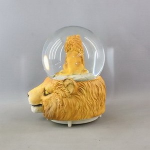 Ornement de boule à neige en résine sur le thème des sports majestueux, motif animalier peint à la main avec lumière LED, musique et neige qui tombe - Product Image 2
