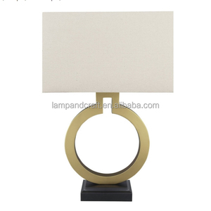 Lampe de table en polyéthylène doré avec base en cristal transparent pour hall d'hôtel, chambre d'hôtel, salon, chambre à coucher - Product Image 2