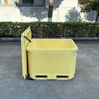 Conteneur isotherme rotomoulé robuste et moderne pour fruits de mer et poissons, panneau solaire intégré, panier-chaise commercial pour aliments