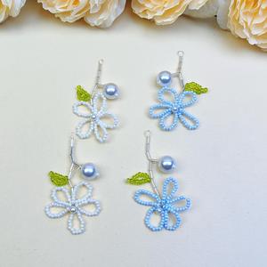 Pendentif tendance pour femme, motif fleurs ajourées, bleu doux, idéal pour mariages et sacs à dos, vente en gros - Product Image 1