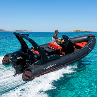 Bateau semi-rigide de luxe 5,8 m (19 pieds) en Hypalon avec console centrale, coque en fibre de verre et sellerie Red Diamond – Bateau pneumatique sportif rigide