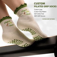 Chaussettes de Pilates et de Yoga en Coton Doux avec Broderie Matcha Personnalisée, Volants et Grip Hexagonal pour Femmes – Vente en Gros