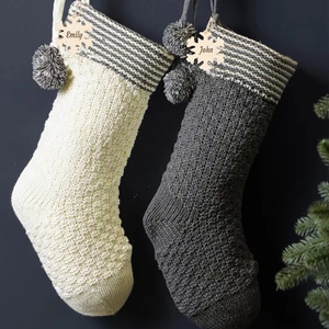 Bas tricotés traditionnels <span class=keywords><strong>de</strong></span> haute qualité avec bas <span class=keywords><strong>de</strong></span> Noël gris blanc sur la cheminée - Product Image 1