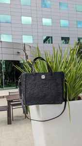 Sac fourre-tout en toile de style bohème tissé à la main et coloré pour femmes avec fermeture à cordon, décoration à franges et doublure en raphia - Product Image 5