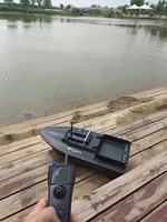 Bateau-appât télécommandé intelligent avec haute puissance et détecteur de poissons avec détecteur de poissons sonar Télécommande en plastique