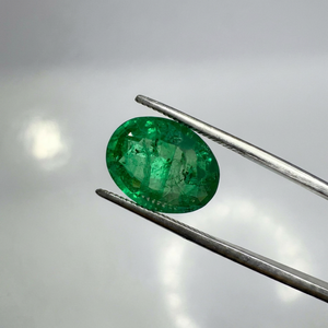 Vente en gros de pierres précieuses vertes naturelles d'émeraude de Zambie de 4,39 carats, taille ovale, pour la fabrication de bagues, pendentifs, colliers et bijoux - Product Image 1