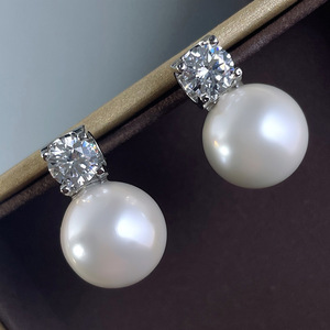 Orecchini a Perno Classici con Perle Imitate e Diamanti Taglio Brillante, Gioielli da Sposa per Donna - Product Image 1