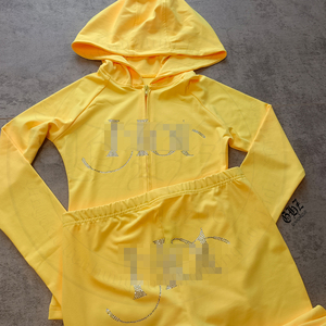 Abbigliamento Y2K da Donna, Tute Estive Personalizzate con Logo, Strass e Diamanti, Set Due Pezzi con Giacca con Cappuccio e Pantaloni Capri - Product Image 4