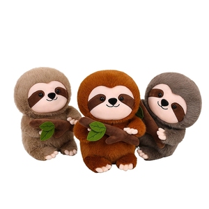 ตุ๊กตาสลอธถือกิ่งไม้ ของเล่นสัตว์นุ่มนิ่ม วัสดุผ้าพลัฌ ตุ๊กตาเพื่อนเล่น ของขวัญวันเกิด ขายส่งจากโรงงานโดยตรง - Product Image 1