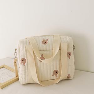 Sac à dos souple à bandoulière avec broderie d'ours mignon et de fleurs, pour le rangement, les voyages et les sorties - Product Image 4