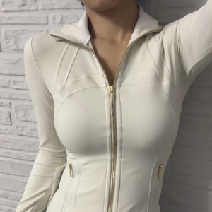 Veste de yoga pour femme, série fermeture éclair dorée, couleur unie, respirante, en nylon, ajustée, manches longues, haut de sport fitness - Product Image 4