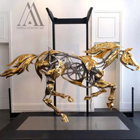 Sculpture de cheval cinétique dorée, design de grande roue mécanique, pour un projet d'aménagement intérieur contemporain et une présentation créative dans un centre commercial