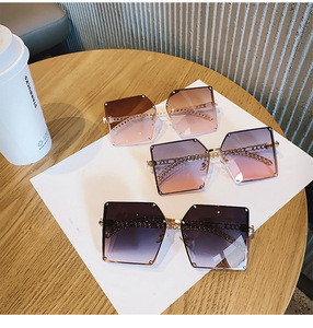 Lunettes de soleil oversize dégradées pour filles, protection UV400, monture métallique de luxe tendance <span class=keywords><strong>2022</strong></span>, rivets carrés et chaîne - Product Image 1