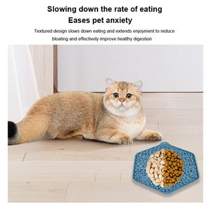 Tapis à lécher pour chat en silicone de qualité alimentaire, nouveau design, en forme de sapin de Noël, pour l'engraissemment et la stimulation à l'alimentation lente - Product Image 5