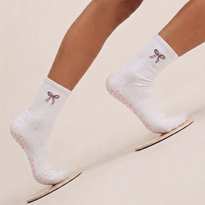 ถุงเท้าโยคะ BiLu รุ่นใหม่ล่าสุด ขายส่ง ถุงเท้ากันลื่นระดับกลางน่อง ระบายอากาศได้ดี สำหรับผู้หญิง เล่นพิลาทิส บาร์เร ฟิตเนส และกีฬาต่างๆ - Product Image 1