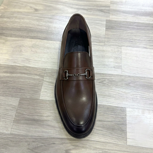 Mocassins britanniques en cuir véritable pour femmes, bout rond, à enfiler, pour le bureau et la carrière, avec boucle en métal poli et semelle intermédiaire en caoutchouc - Product Image 1