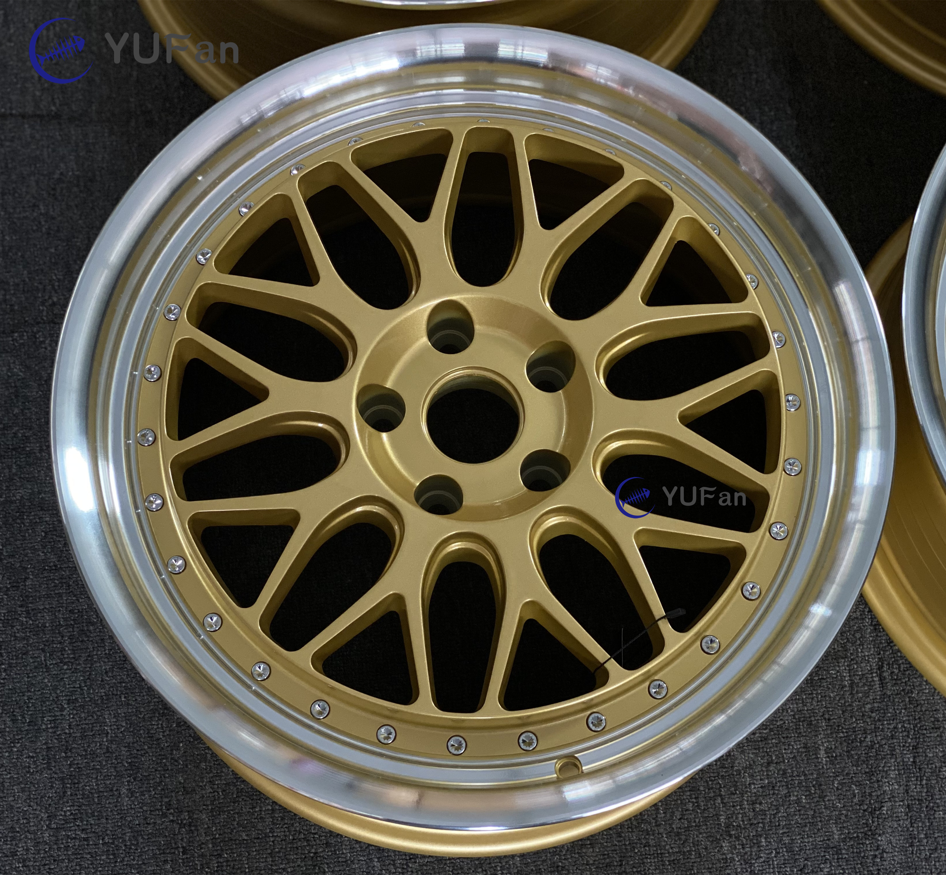 ริมฝีปากสีทอง