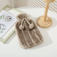 JIUMI Nouvelle Bouillotte à Eau Chaude Anti-explosion en Caoutchouc Rayé et Peluche, avec Pompon, Portable, pour Réchauffer les Mains