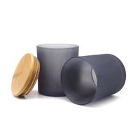 Bougeoir cylindrique de Noël de 10oz avec logo personnalisé Pot à bougie en verre givré gris avec couvercle en bambou coloré