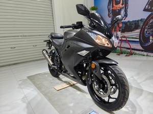 Moto d'occasion <span class=keywords><strong>Kawasaki</strong></span> Ninja avec moteurs de 250cc et 400cc, puissante et palpitante. - Product Image 3