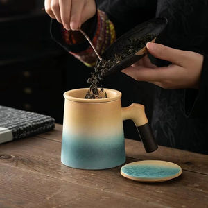 Vente en gros Ensemble de tasses à thé en céramique jaune-vert d'une seule pièce avec poignée en bois Tasse à thé en porcelaine Passoire pour infusion de thé - Product Image 4