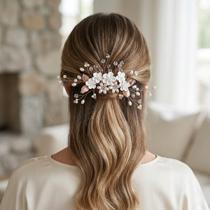 Peigne à cheveux floral pour mariage romantique en jardin, avec fleurs blanches éthérées et perles, délicat, en fil d'argent, pour mariées bohèmes - Product Image 1
