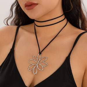 Collier tissé fleurs exagérées Rose pendentif creux collier tissé pour femmes Uionen 1417 - Product Image 2