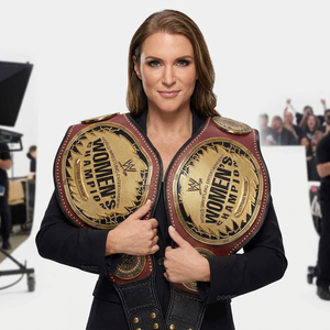 Cinturón de Campeonato de la Serie Signature del Hall of Fame 2026 de Stephanie McMahon para Mujer, Estilo Lucha Libre, 8 Pulgadas de Ancho, 42 Pulgadas de Largo - Product Image 4