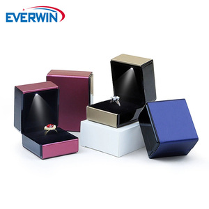 Boîte à bijoux haut de gamme EVERWIN en gros avec éclairage LED, étui de rangement pour pendentifs, colliers, bracelets et emballage de bijoux - Product Image 4