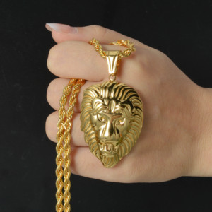 Collier Pendentif Homme en Acier Inoxydable 316L Plaqué Or 18K avec Breloque Tête de Lion Gravable Personnalisée et Chaîne Cubaine Épaisse et Audacieuse - Product Image 2