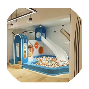 Individuelle hölzerne Spielhaussets Kinder Innenbereich kommerzielle Kunststoff-Spielplatz-Ausrüstung Abenteuerpark Vergnügen Herstellung