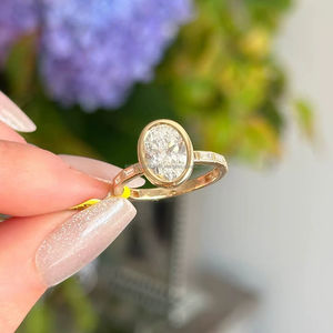 Impresionante Anillo de Diamantes con Corte Ovalado en Oro Blanco con Engaste de Bisel, Elegante Anillo de Compromiso Moderno para Mujer, Diseño de Joyería de Lujo - Product Image 1
