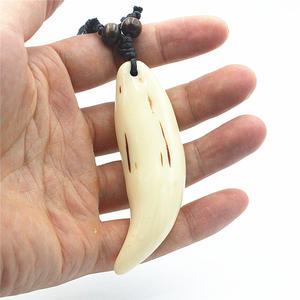 Collar de Amuleto Tibetano Sagrado con Colgante de Diente de Lobo de Resina en Forma de Gota de Agua, Pulido a Mano, de 8.2 cm de Largo, para Hombre - Product Image 1