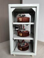 Stabilisateurs de tension automatiques triphasés, XINJIN, adaptés aux commerces, aux petites usines et aux laboratoires.