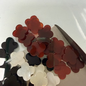 ขายส่งจากโรงงาน หินอาเกตสีแดง อาเกตสีดำ เปลือกหอยสีขาว รูปทรงดอกไม้ - Product Image 1