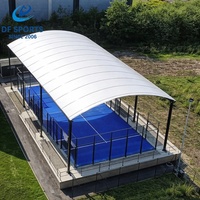 Terrain de padel couvert avec toit rétractable de qualité professionnelle DF Sports, équipé d'une éclairage