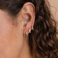 Boucles d'oreilles créoles Huggie avec incrustation d'opale par Caitlyn, boucles d'oreilles créoles en opale de feu, boucles d'oreilles délicates en pierres précieuses bleues et vertes
