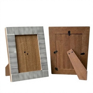 Cadre photo en bois artisanal, motif rayé noir et blanc de qualité supérieure, support de table décoratif pour la décoration de la maison et du bureau - Product Image 1