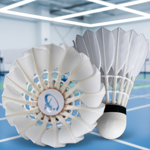 Volants de <span class=keywords><strong>badminton</strong></span> OEM de qualité supérieure, durabilité optimale, volants en plumes d'oie droites de grade 1 pour tournoi, lot de 12 - Product Image 1