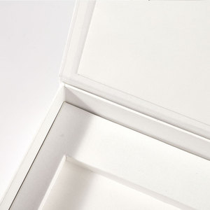 Boîte cadeau en carton blanc avec fermeture magnétique, en similicuir blanc FANXI, avec insert en mousse EVA - Product Image 4