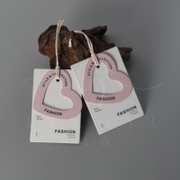 Etiquetas Colgantes Personalizadas de Lujo para Ropa, Papel Kraft con Relieve, Etiqueta Rosa de Diseño con Cordón