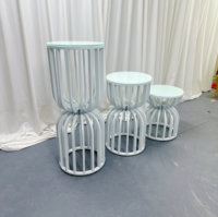 Ensemble de 3 tables d'appoint blanches en forme de vase creux avec plateau en verre trempé, table de présentation de gâteau de mariage pour événements et banquets